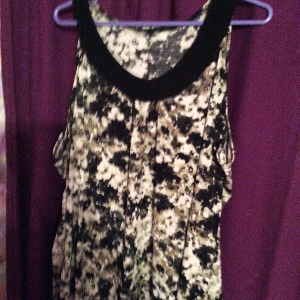 Like new silky patteened blouse - Picture 2 of 6